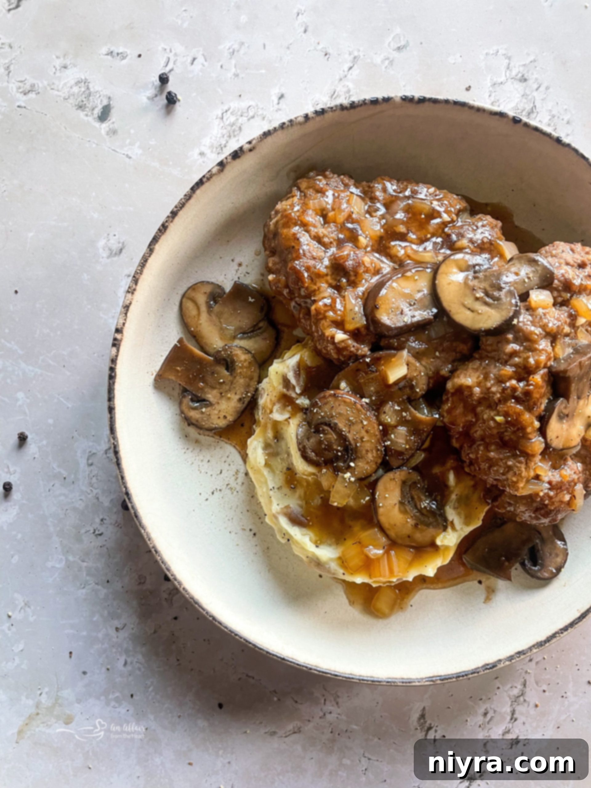 Mushroom Smothered Salisbury Steak 1 featured 3539 scaled