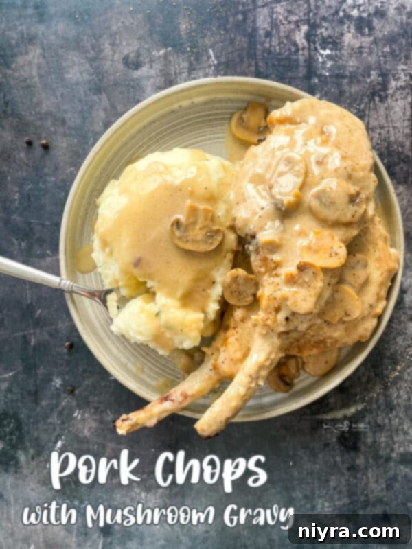 Mantar Soslu Domuz Pirzolası 13 Delicious pork chops with mushroom gravy and mashed potatoes, ready for a comforting meal.