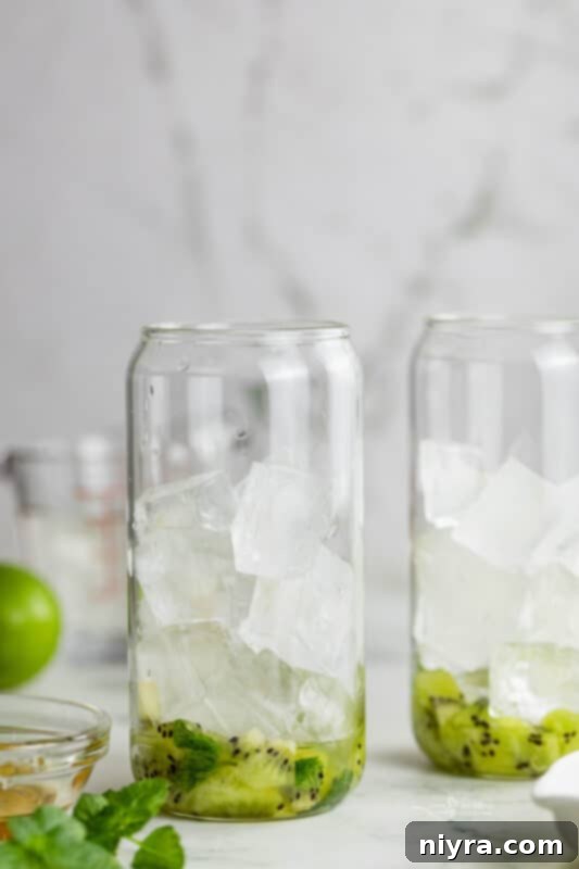 Refreshing Kiwi Mojito 8 Fourth step: Filling the muddled glass with ice cubes